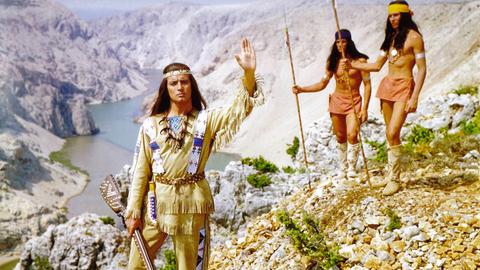 Schauspieler Pierre Brice als Häuptling Winnetou in einem Film aus dem Jahre 1963.