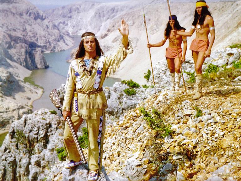 Schauspieler Pierre Brice als Häuptling Winnetou in einem Film aus dem Jahre 1963.