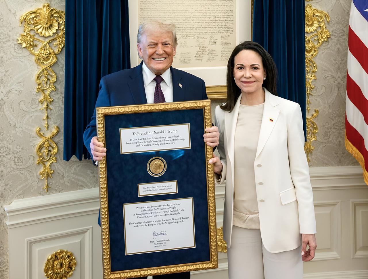 Die Friedensnobelpreisträgerin Maria Corina Machado steht neben dem US-Präsidenten Donald Trump im Oval Office. trump hält eine Tafel in der Hand, auf der die Nobelpreis-Medaille von Machado zu sehen ist. Die Friedensnobelpreisträgerin Maria Corina Machado steht neben dem US-Präsidenten Donald Trump im Oval Office. trump hält eine Tafel in der Hand, auf der die Nobelpreis-Medaille von Machado zu sehen ist.
