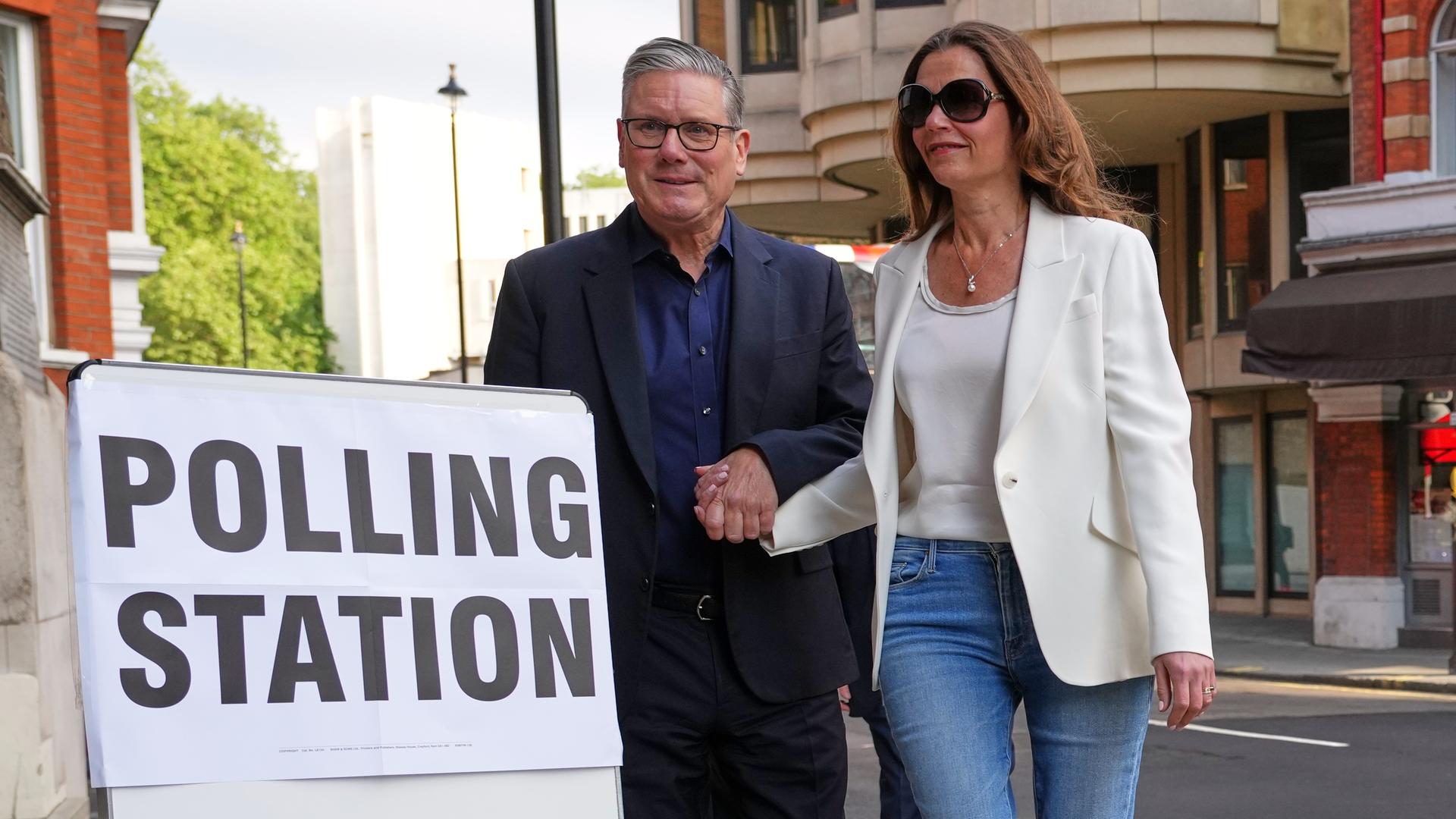 Der britische Premierminister Keir Starmer und seine Frau Victoria kommen in einem Wahllokal im Zentrum Londons an.