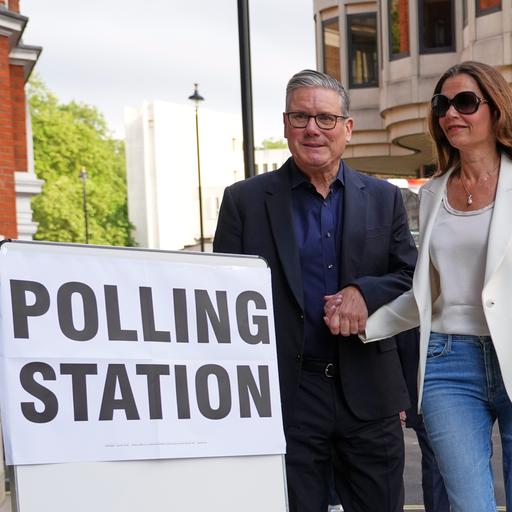 Der britische Premierminister Keir Starmer und seine Frau Victoria kommen in einem Wahllokal im Zentrum Londons an.