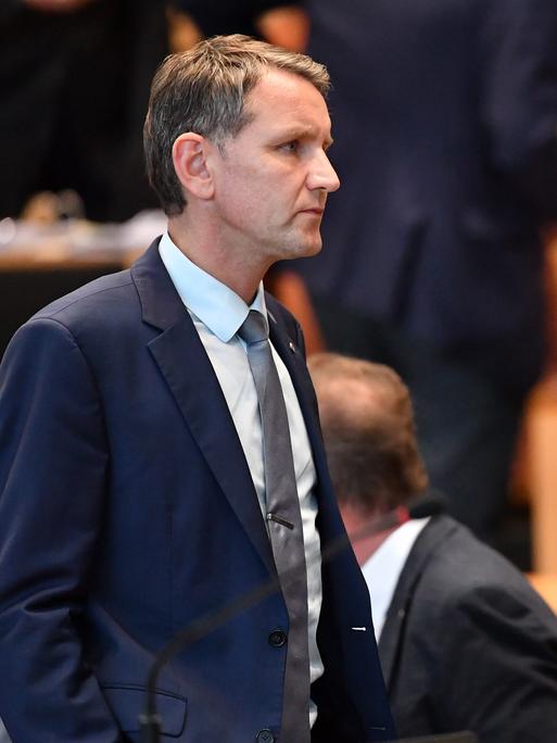 Der CDU-Abgeordnete Mario Voigt (r) und Thüringens AfD-Fraktionschef Björn Höcke (l) im Thüringer Landtag.