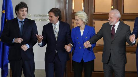 Montevideo: Der argentinische Präsident Javier Milei (l-r), der uruguayische Präsident Luis Lacalle Pou, die Präsidentin der Europäischen Kommission Ursula von der Leyen und der brasilianische Präsident Luiz Inacio Lula da Silva stellen sich während des Mercosur-Gipfels vor Fotografen für ein Foto auf. 