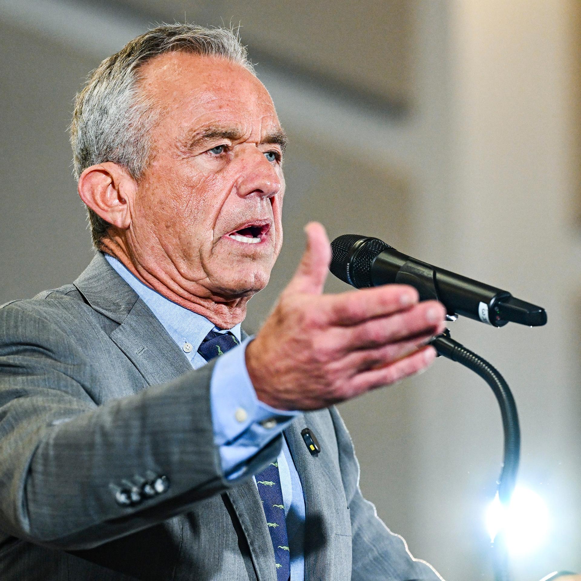 Der US-Gesundheitsminister Robert F. Kennedy Jr. spricht in ein Mikrofon. Der US-Gesundheitsminister Robert F. Kennedy Jr. spricht in ein Mikrofon.