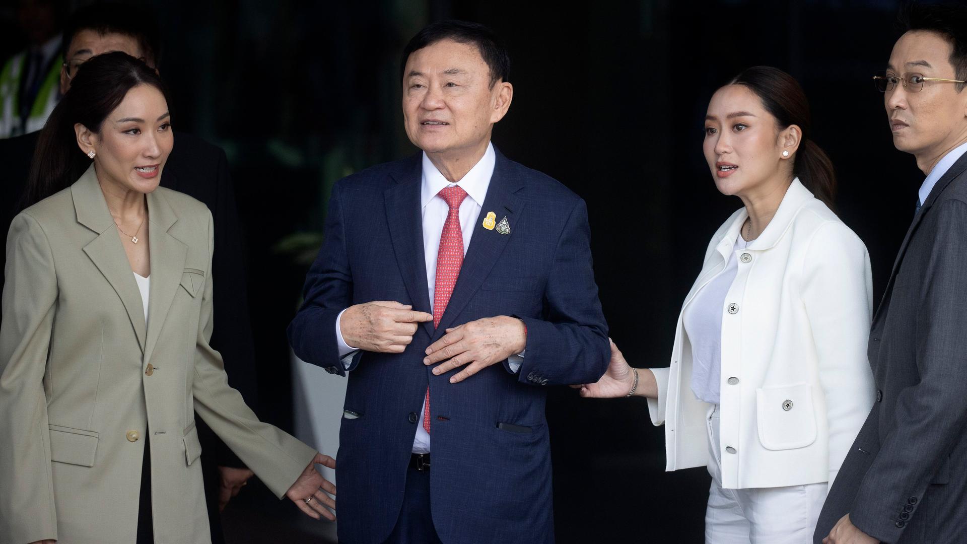 Bangkok: Thaksin Shinawatra (2.v.l), ehemaliger Ministerpräsident von Thailand, geht neben seinem Sohn Panthongtae und seinen Töchtern Pinthongta und Paetongtarn bei seiner Ankunft am Don Muang Flughafen in Bangkok.