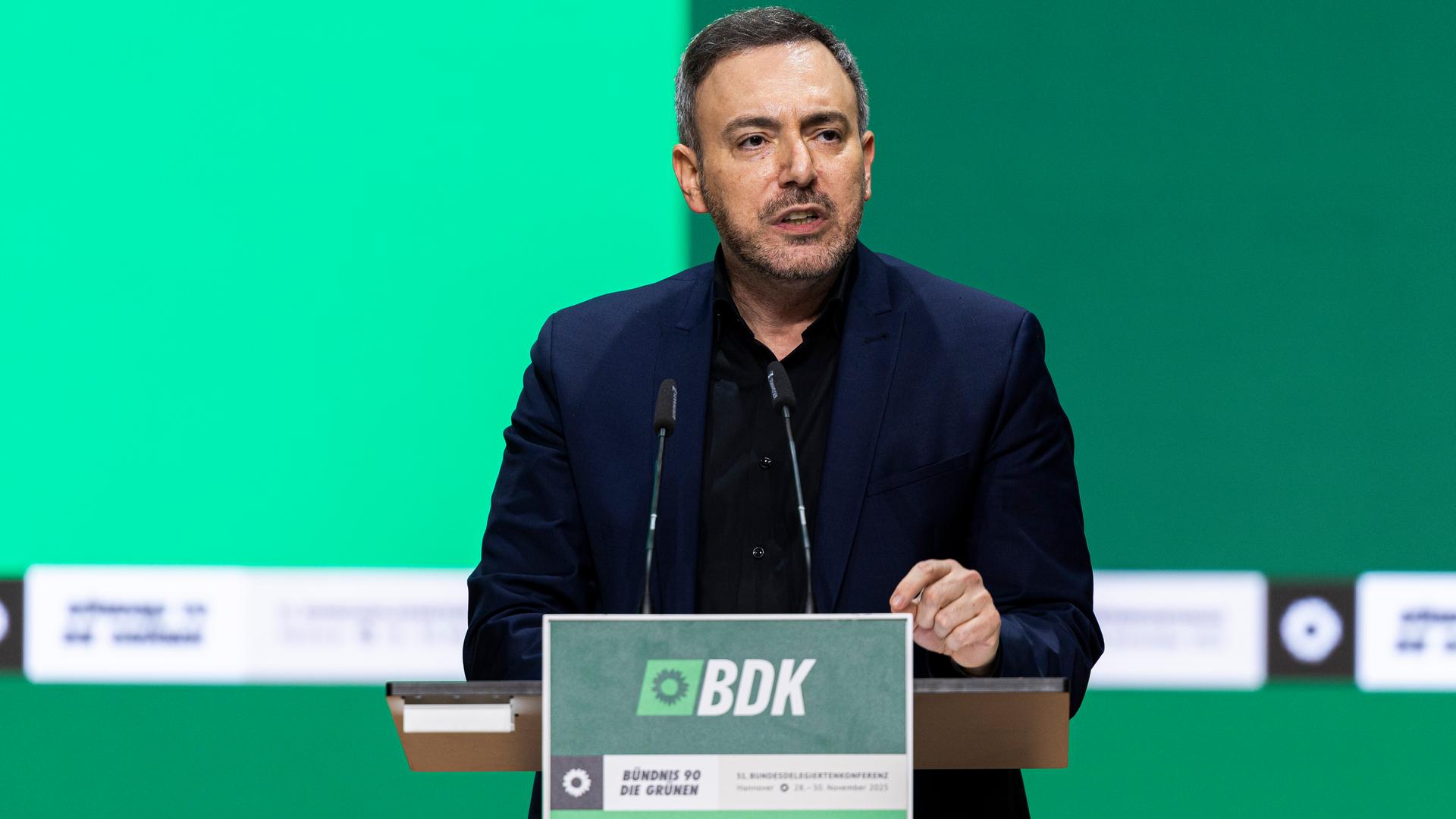 Sergey Lagodinsky (Bündnis 90/Die Grünen), Mitglied des Europäischen Parlaments, spricht beim Bundesparteitag von Bündnis 90/Die Grünen. Sergey Lagodinsky (Bündnis 90/Die Grünen), Mitglied des Europäischen Parlaments, spricht beim Bundesparteitag von Bündnis 90/Die Grünen.