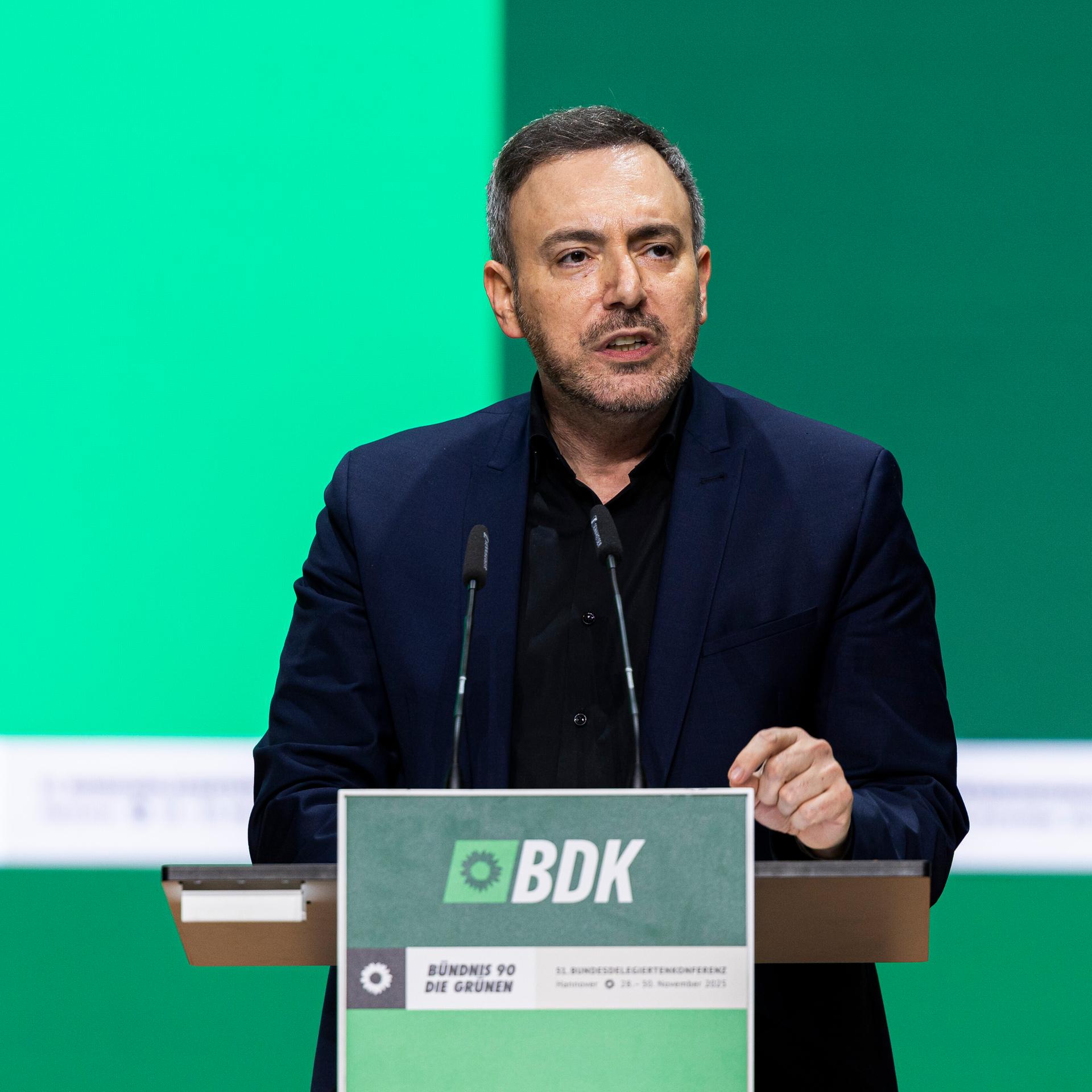 Sergey Lagodinsky (Bündnis 90/Die Grünen), Mitglied des Europäischen Parlaments, spricht beim Bundesparteitag von Bündnis 90/Die Grünen.
