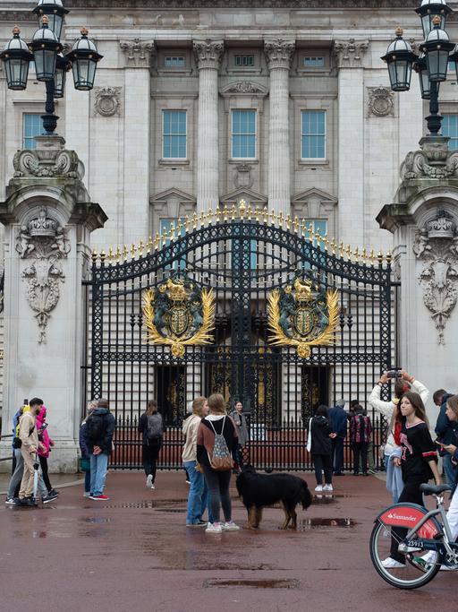 Menschen haben sich vor dem Buckingham Palast versammelt, nachdem es erste Nachrichten über den schlechten Gesundheitszustand von Königin Elisabeth II. gab