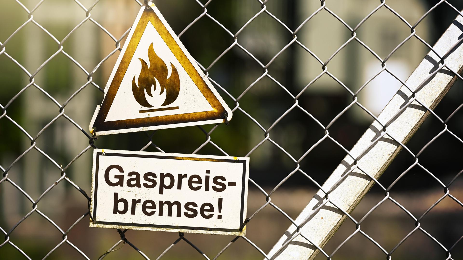 Schild mit Gasflamme und der Aufschrift Gaspreisbremse Schild mit Gasflamme und der Aufschrift Gaspreisbremse