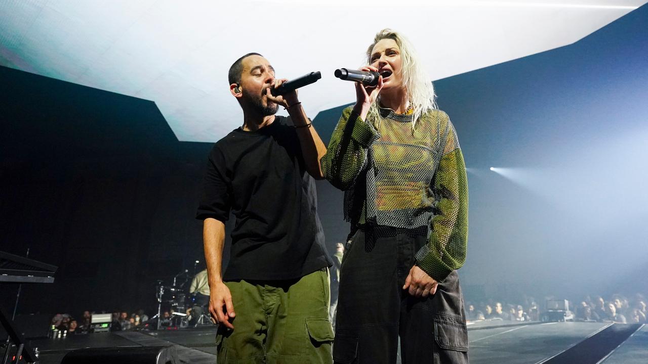 Emily Armstrong und Mike Shinoda von Linkin Park auf der Bühne.