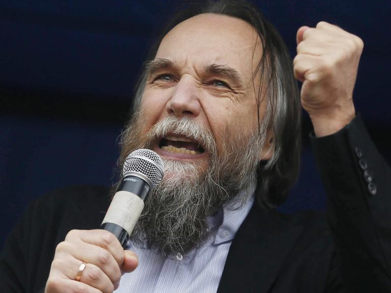 Alexander Dugin am Mikrofon, Moskau.