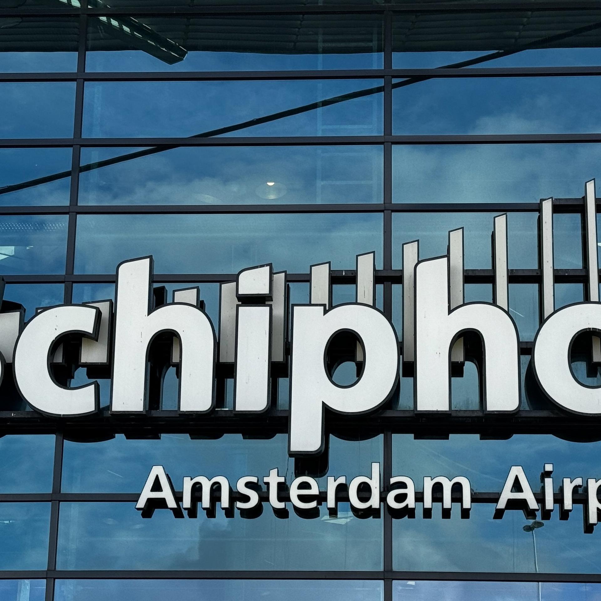 Blick auf den Eingang des Flughafens Schiphol in Amsterdam.