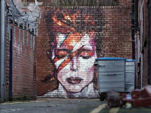 Das im August 2020 hinter der Whitby Street in Hartlepool entstandene Graffiti-Kunstwerk zeigt David Bowie in seiner Verkleidung als Aladdin Sane.