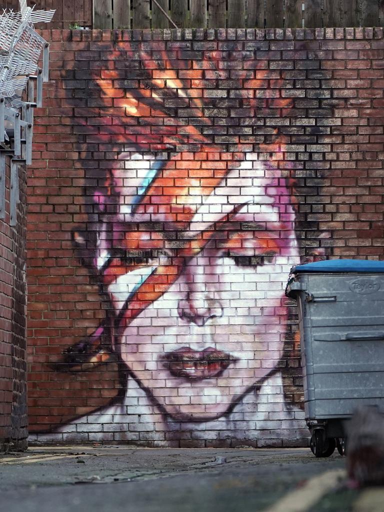 Das im August 2020 hinter der Whitby Street in Hartlepool entstandene Graffiti-Kunstwerk zeigt David Bowie in seiner Verkleidung als Aladdin Sane.
