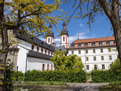 Die Klosterkirche St. Michael auf dem Gelände von Kloster Oberzell in Unterfranken, wo eine Schwester zwei Frauen vor Zwangsprostitution und Menschenhandel bewahrte - und einen Strafbefehl bekam. 