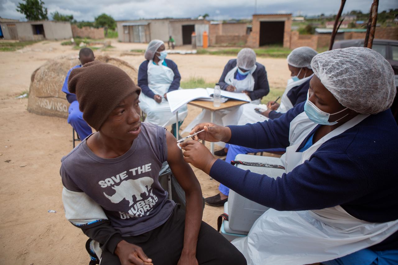 Ein Mann erhält eine COVID-19-Impfung in den Arm in einer mobilen Impfstation in Zimbabwe
