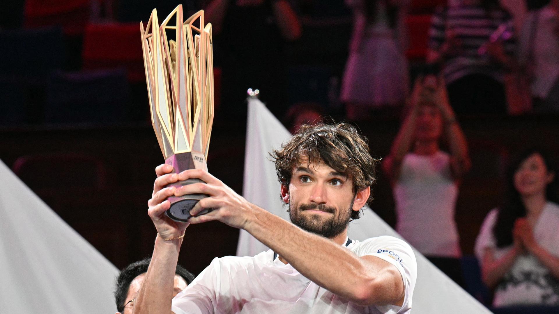 Vacherot präsentiert nach seinem Sieg die Trophäe.