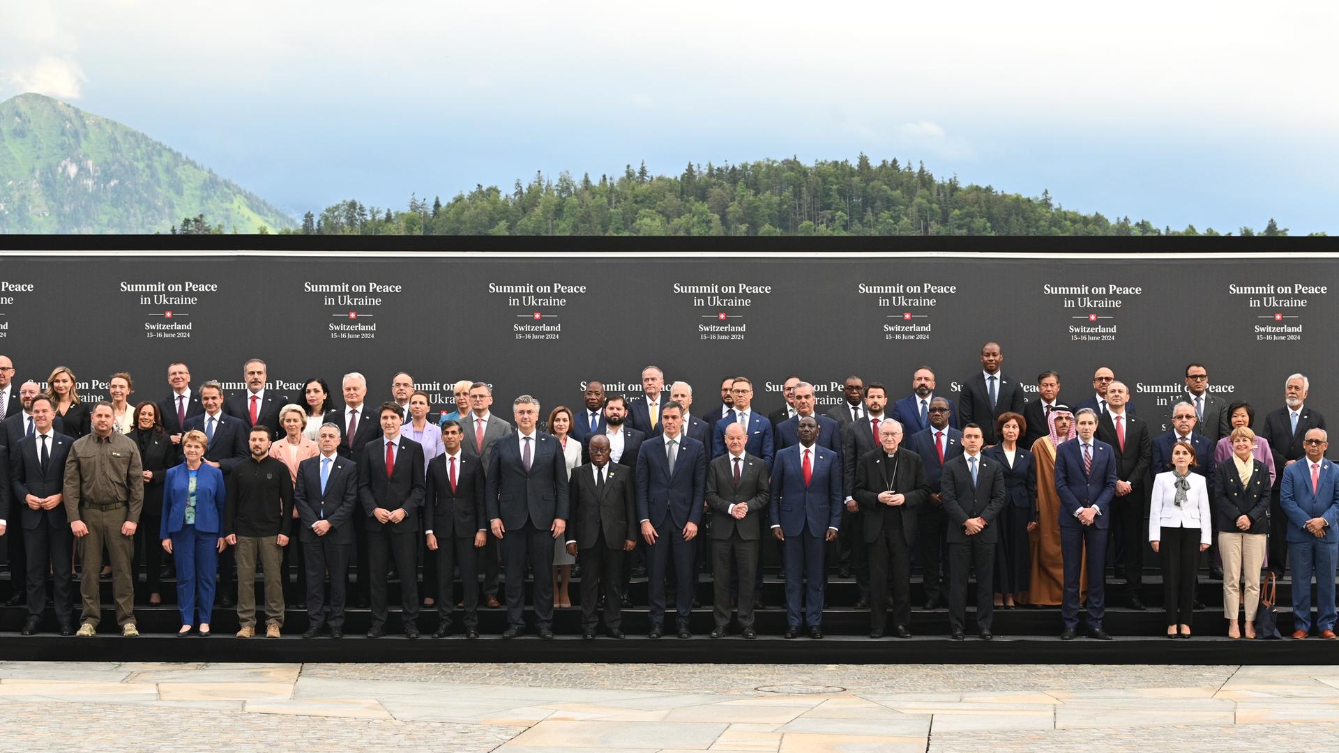 Die Teilnehmer des Friedensgipfels für die Ukraine versammeln sich für ein Gruppenfoto. Die Teilnehmer des Friedensgipfels für die Ukraine versammeln sich für ein Gruppenfoto.