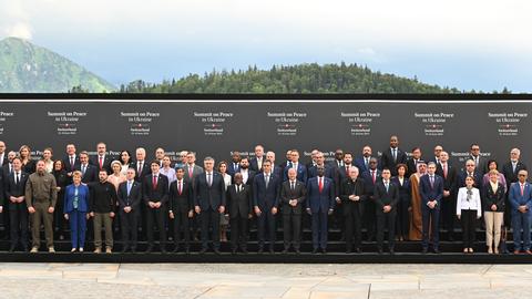 Die Teilnehmer des Friedensgipfels für die Ukraine versammeln sich für ein Gruppenfoto.