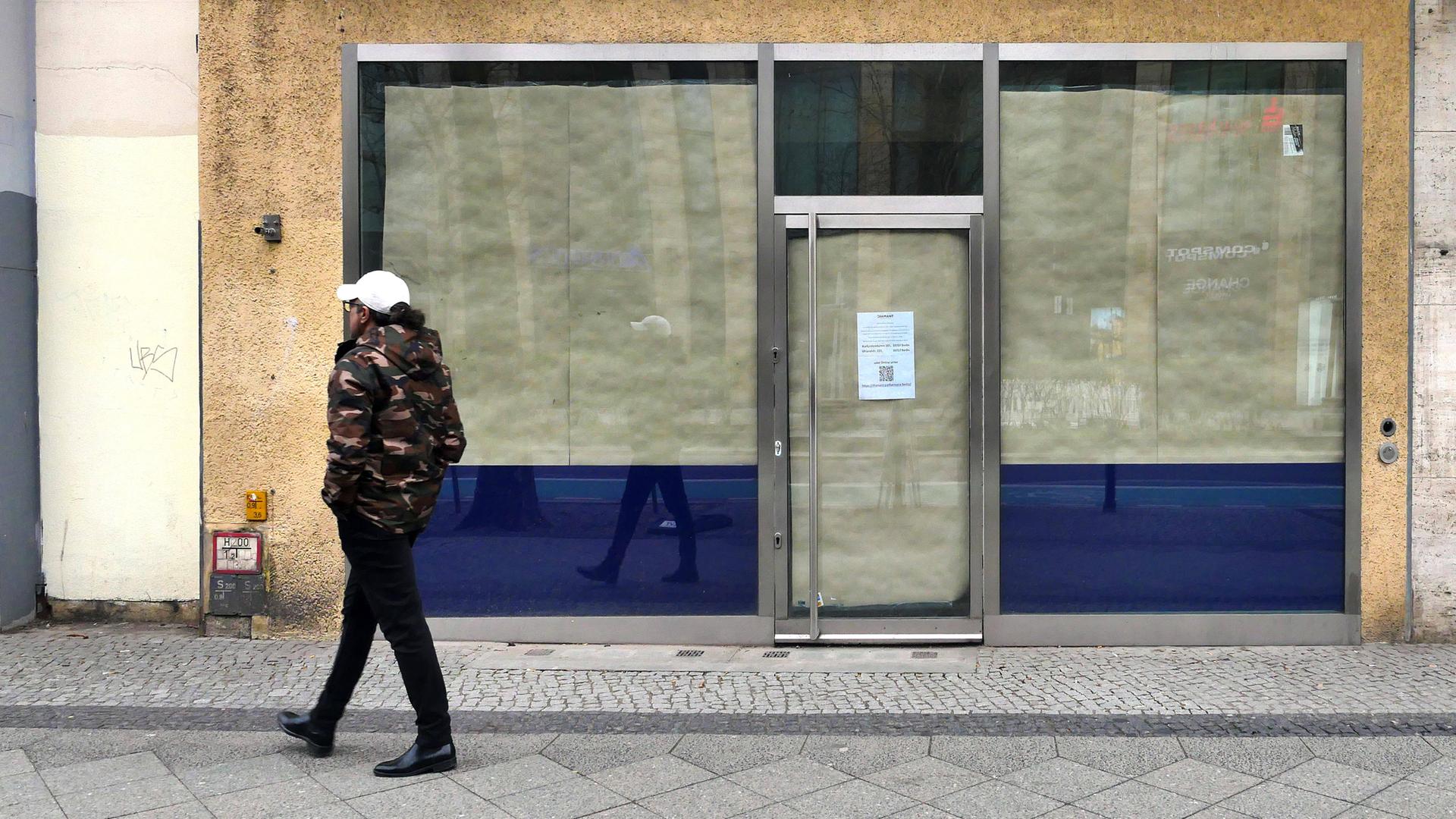 Ein leerstehendes Geschäft mit zugeklebten Fenstern und abmontiertem Firmenschild