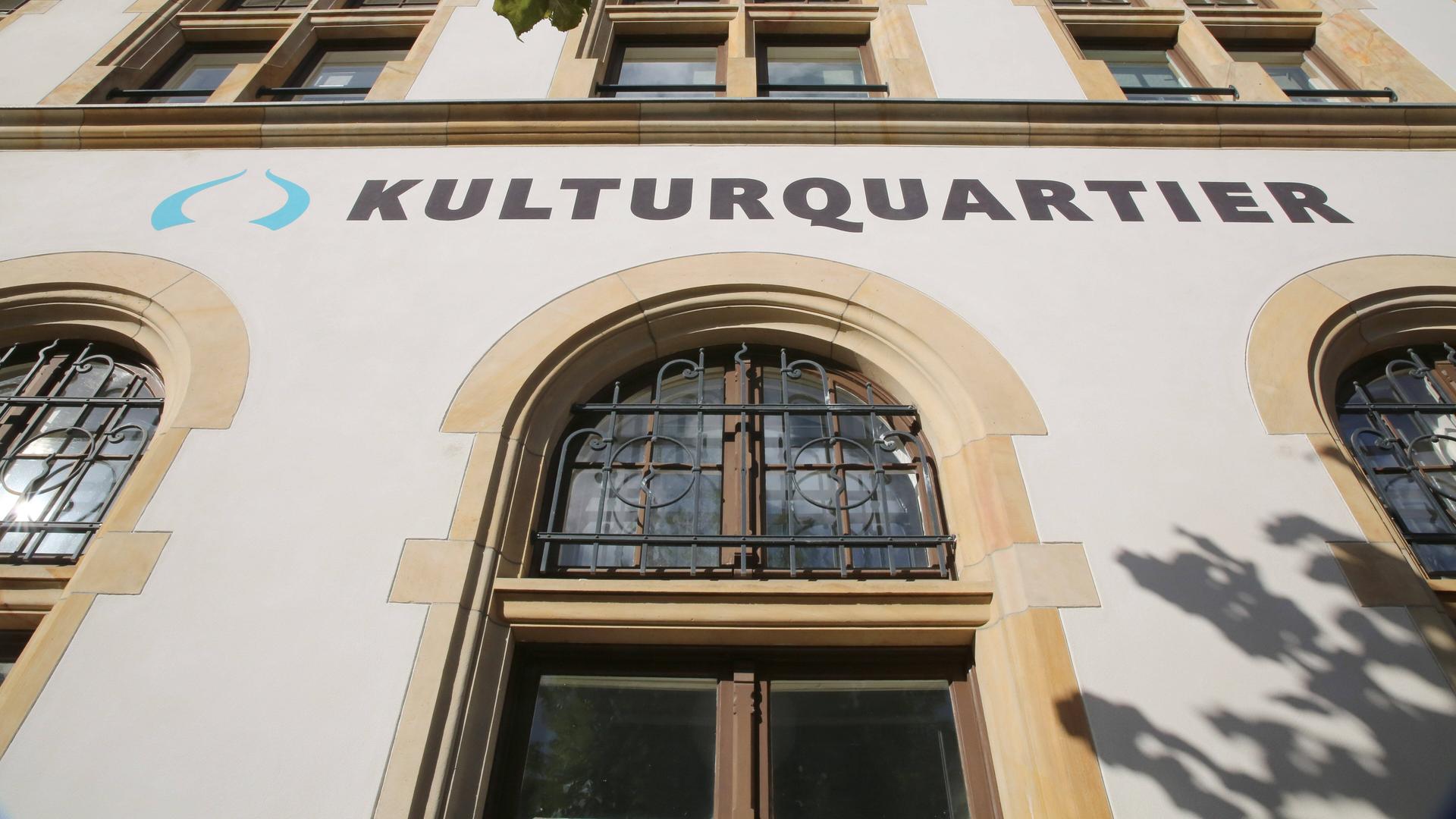 Blick auf das Kulturquartier-Gebäude in Neustrelitz aus der Froschperspektive. Auf der Fassade ist das Wort Kulturquartier zu lesen. Blick auf das Kulturquartier-Gebäude in Neustrelitz aus der Froschperspektive. Auf der Fassade ist das Wort Kulturquartier zu lesen.
