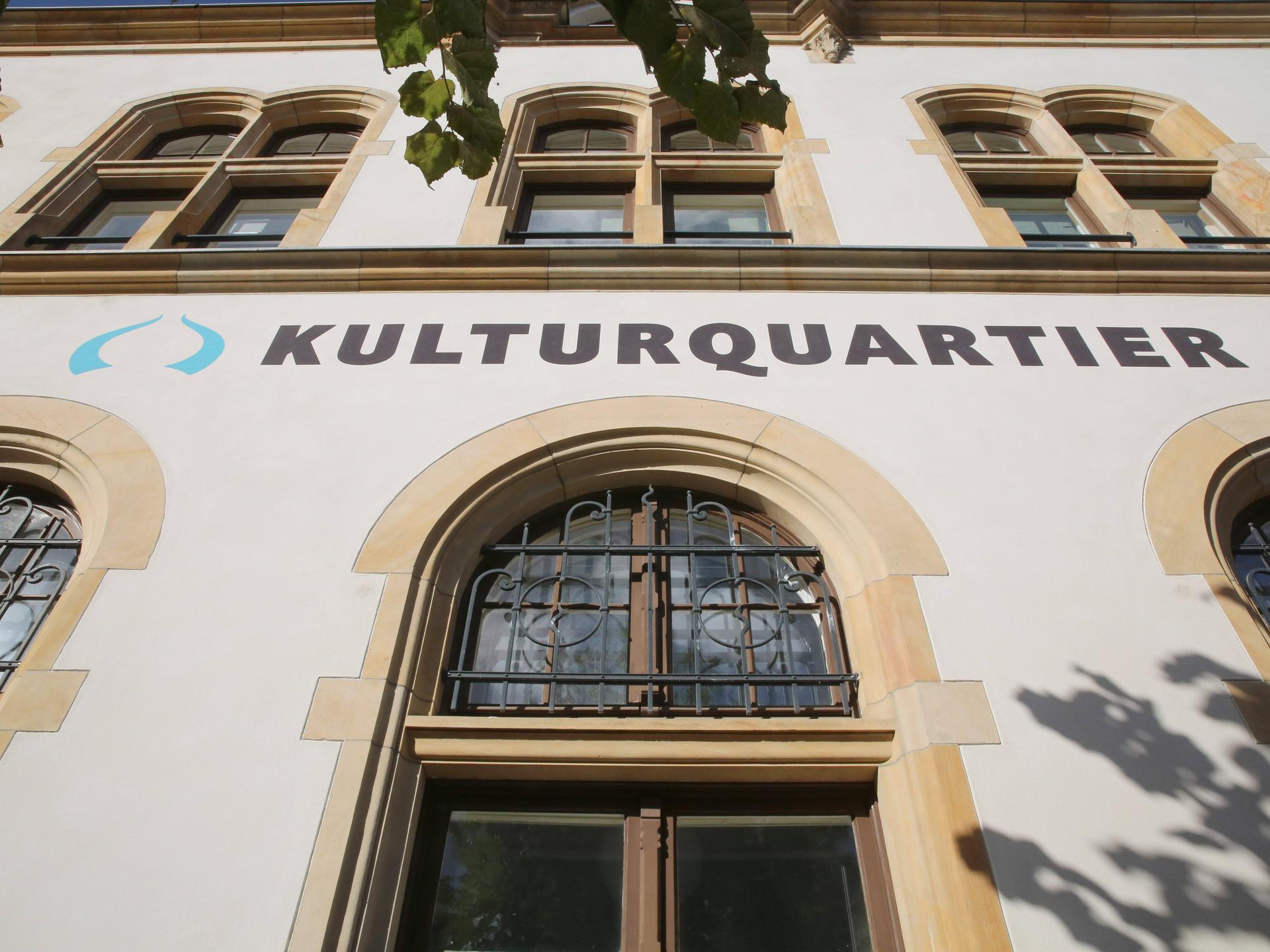 Blick auf das Kulturquartier-Gebäude in Neustrelitz aus der Froschperspektive. Auf der Fassade ist das Wort Kulturquartier zu lesen. Blick auf das Kulturquartier-Gebäude in Neustrelitz aus der Froschperspektive. Auf der Fassade ist das Wort Kulturquartier zu lesen.