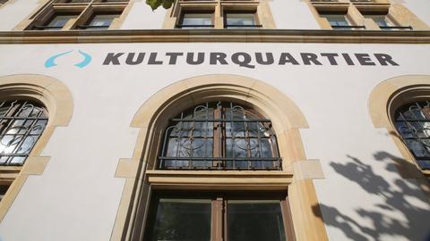 Blick auf das Kulturquartier-Gebäude in Neustrelitz aus der Froschperspektive. Auf der Fassade ist das Wort Kulturquartier zu lesen.