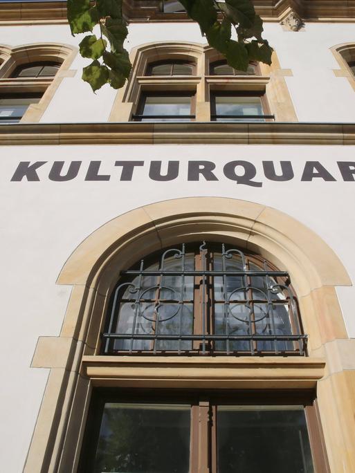 Blick auf das Kulturquartier-Gebäude in Neustrelitz aus der Froschperspektive. Auf der Fassade ist das Wort Kulturquartier zu lesen. Blick auf das Kulturquartier-Gebäude in Neustrelitz aus der Froschperspektive. Auf der Fassade ist das Wort Kulturquartier zu lesen.