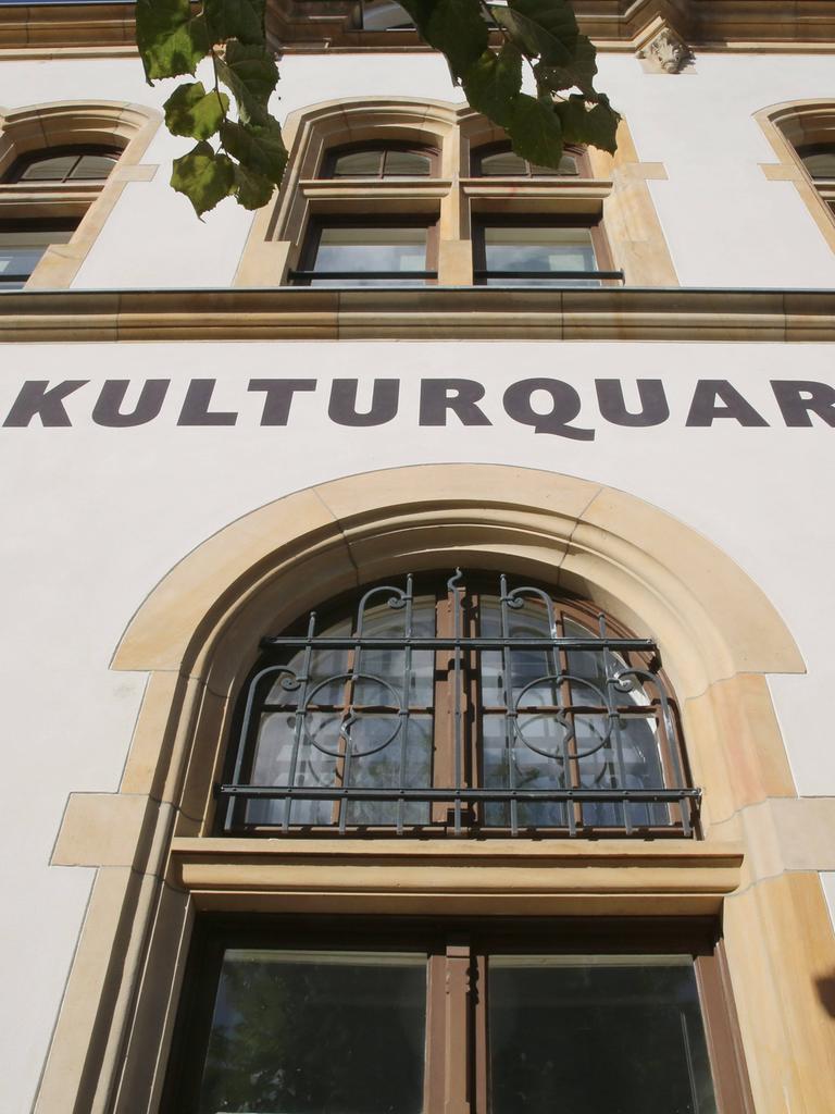 Blick auf das Kulturquartier-Gebäude in Neustrelitz aus der Froschperspektive. Auf der Fassade ist das Wort Kulturquartier zu lesen. Blick auf das Kulturquartier-Gebäude in Neustrelitz aus der Froschperspektive. Auf der Fassade ist das Wort Kulturquartier zu lesen.