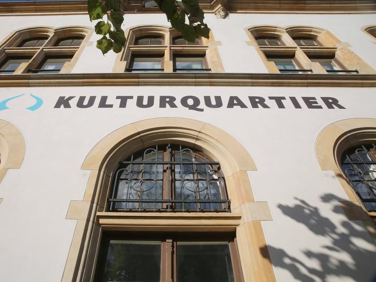Blick auf das Kulturquartier-Gebäude in Neustrelitz aus der Froschperspektive. Auf der Fassade ist das Wort Kulturquartier zu lesen. Blick auf das Kulturquartier-Gebäude in Neustrelitz aus der Froschperspektive. Auf der Fassade ist das Wort Kulturquartier zu lesen.