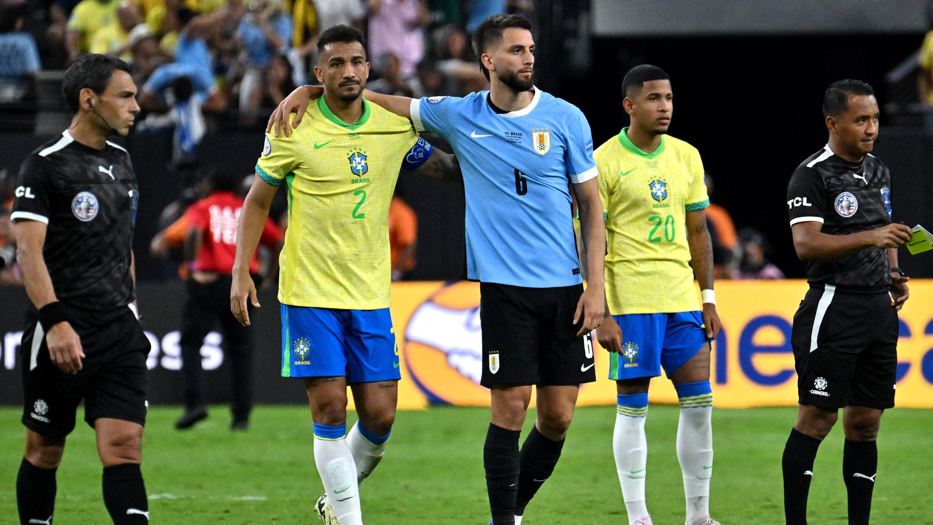 Uruguays Mittelfeldspieler Bentacur im blauen Trikot tröstet Brasiliens Verteidiger Danilo nach dem Sieg Uruguays im Elfmeterschießen im Viertelfinale der Copa América. Uruguays Mittelfeldspieler Bentacur im blauen Trikot tröstet Brasiliens Verteidiger Danilo nach dem Sieg Uruguays im Elfmeterschießen im Viertelfinale der Copa América.