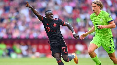 Sadio Mané (links) und Sebastiaan Bornauw im Spiel des FC Bayern gegen den VfL Wolfsburg