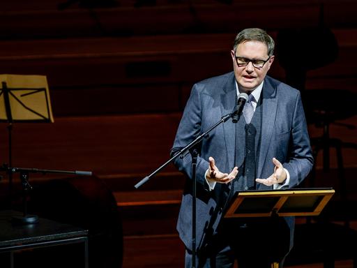 Carsten Brosda (SPD), Hamburgs Kultursenator, steht beim Solidaritätskonzert für Israel auf der Bühne der Laeiszhalle. Die Veranstalter wollen an die Opfer des Terrorangriffs vom 7. Oktober gedenken und ein Zeichen für Freiheit und Menschlichkeit setzen.