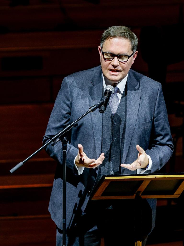 Carsten Brosda (SPD), Hamburgs Kultursenator, steht beim Solidaritätskonzert für Israel auf der Bühne der Laeiszhalle. Die Veranstalter wollen an die Opfer des Terrorangriffs vom 7. Oktober gedenken und ein Zeichen für Freiheit und Menschlichkeit setzen.