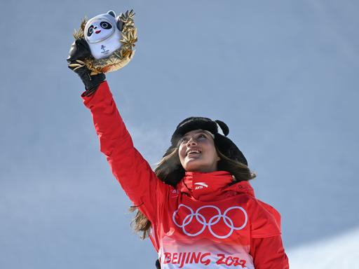 Ski Freestyle: Die Erstplatzierte Eileen Gu aus China feiert nach ihrem Lauf.