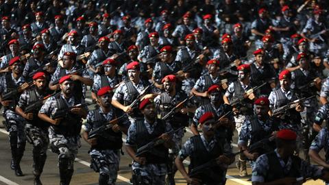 Saudi-arabische Sicherheitskräfte marschieren bei einer Parade Anfang Juli in Mekka in mehreren langen Reihen hintereinander.
