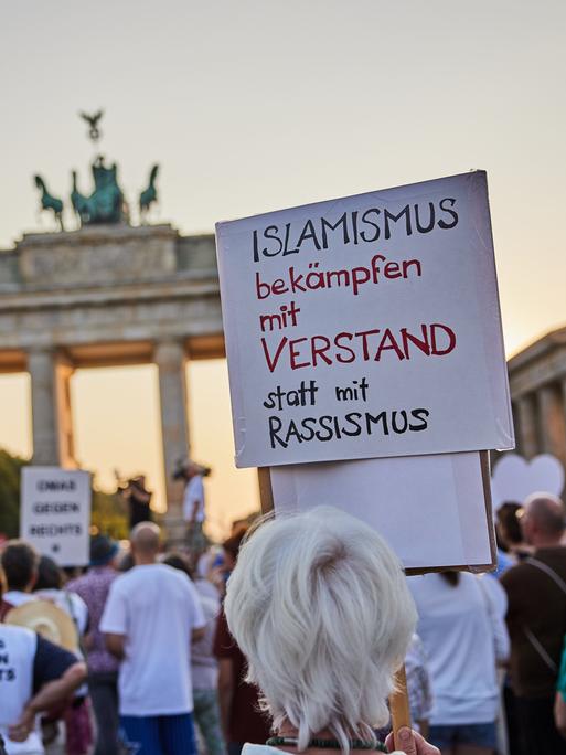 «Islamismus bekämpfen mit Verstand statt mit Rassismus», steht auf dem Plakat eines Demonstranten während einer Gedenkdemonstration für die Opfer in Solingen.