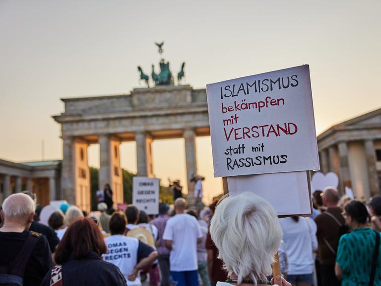 «Islamismus bekämpfen mit Verstand statt mit Rassismus», steht auf dem Plakat eines Demonstranten während einer Gedenkdemonstration für die Opfer in Solingen.