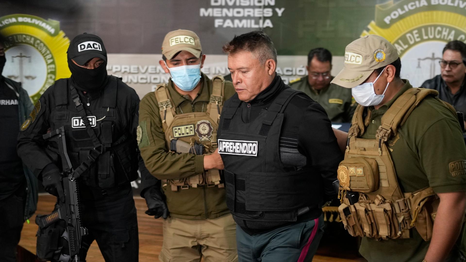 Nach einem versuchten Staatsstreich in Bolivien hält die Polizei den festgenommenen Juan Jose Zuniga, ehemaliger Generalkommandant der Armee, fest. 