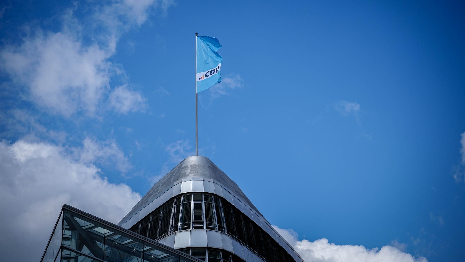 Eine Fahne mit dem neuen CDU-Logo weht auf dem Konrad-Adenauer-Haus, der CDU-Parteizentrale, im Wind.