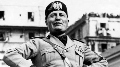 Benito Amilcare Andrea Mussolini (geb 29.7.1883, erschossen am 28.4.1945) war Führer der italienischen Nationalistischen Faschistischen Partei. Ab 1922 war er Ministerpräsident, 1925 formte er eine Diktatur als der "Duce" bis zur Entmachtung 1945.