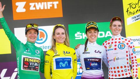 Die Trikotträgerinnen der Tour de France der Frauen 2023 v.l.n.r. im Grünen Trikot Marianne Vos (Niederlande / Team Jumbo Visma Women), im Gelben Trikot Annemiek Van Vleuten (Niederlande / Team Movistar Women), im Weißen Trikot Shirin Van Anrooij (Niederlande / Team Trek - Segafredo Women) und im Bergtrikot Demi Vollering (Niederlande / Team SD Worx) 