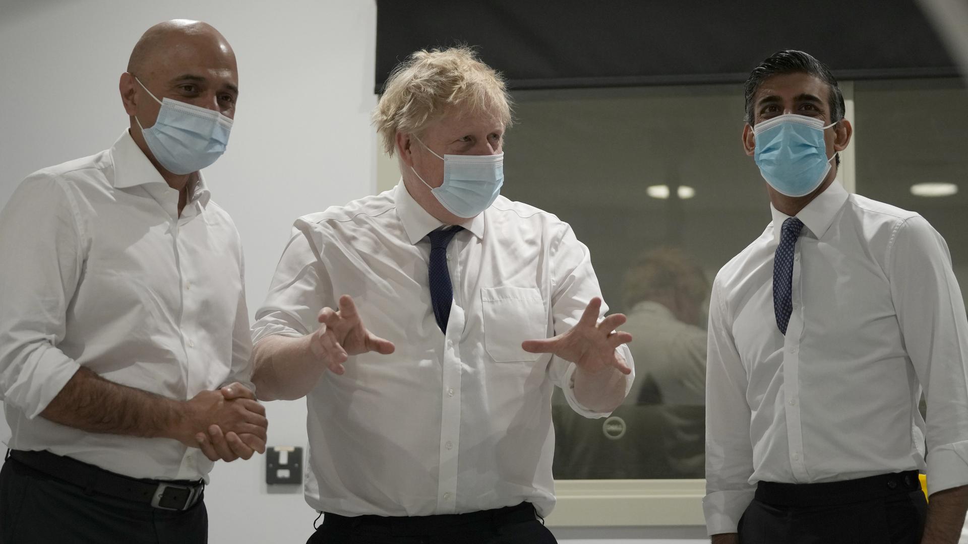 Britanniens Premier Boris Johnson (M.) mit Gesundheitsminister Sajid Javid (l.) und Finanzminister Rishi Sunak. Beide Minister erklärten Anfang Juli 2022 ihren Rücktritt und sprachen ihrem Premier dabei persönlich das Misstrauen aus.