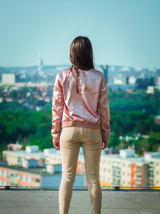 Ein Mensch blickt in die Ferne. 