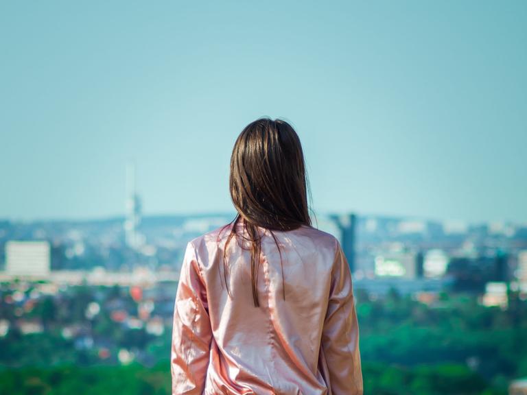 Ein Mensch blickt in die Ferne. 