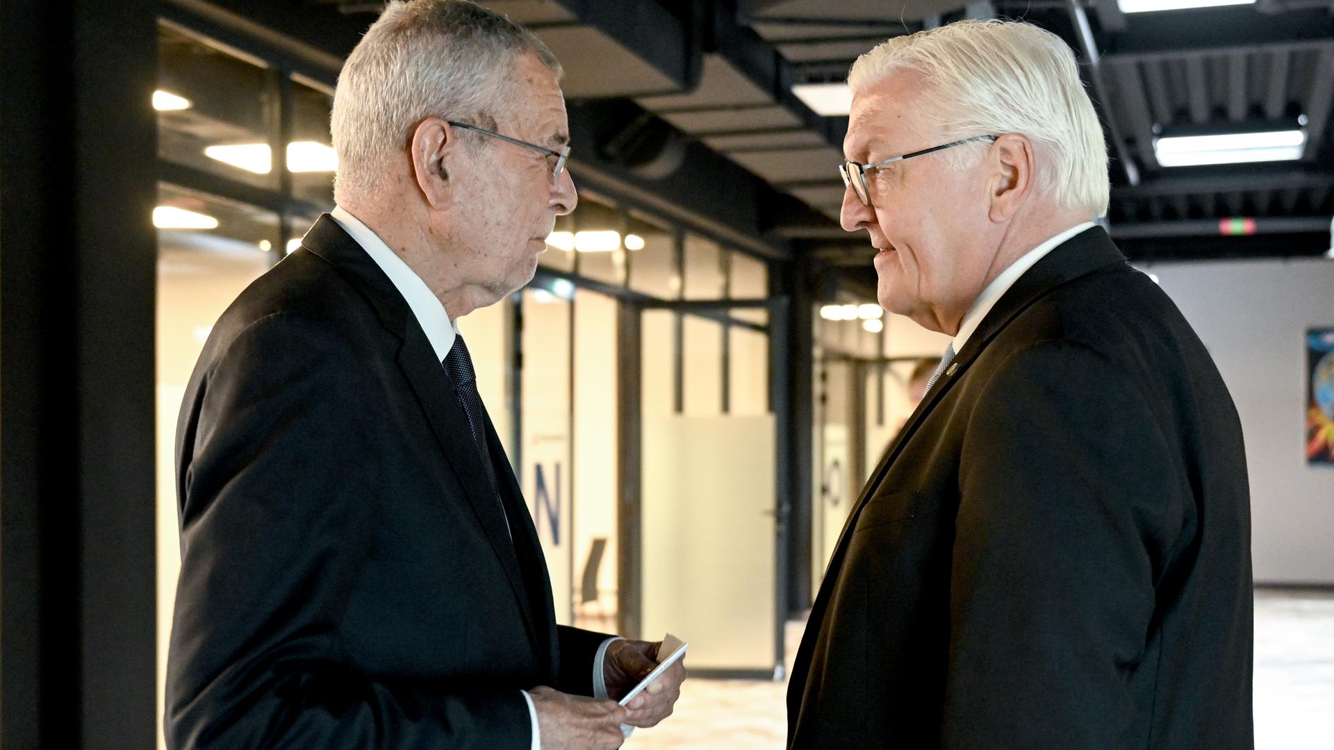 Bundespräsident Frank-Walter Steinmeier (r) und Alexander Van der Bellen, Bundespräsident der Republik Österreich stehen sich gegenüber und schauen sich in die Augen. Bundespräsident Frank-Walter Steinmeier (r) und Alexander Van der Bellen, Bundespräsident der Republik Österreich stehen sich gegenüber und schauen sich in die Augen.