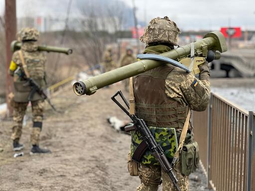 Mit Raketen bewaffnete ukrainische Soldaten in Kiew