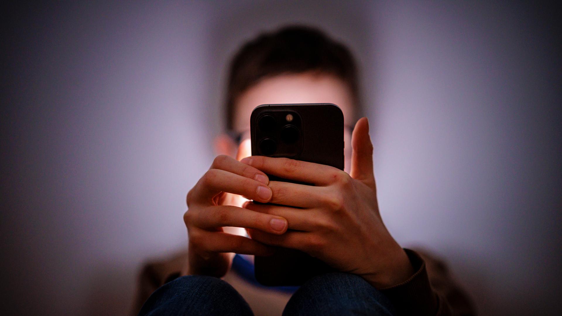 Über ein Social-Media-Verbot für jugendliche wird aktuell hitzig debattiert - und unterkomplex, kritisieren Schülervertretende