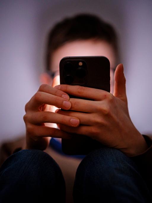 Über ein Social-Media-Verbot für jugendliche wird aktuell hitzig debattiert - und unterkomplex, kritisieren Schülervertretende