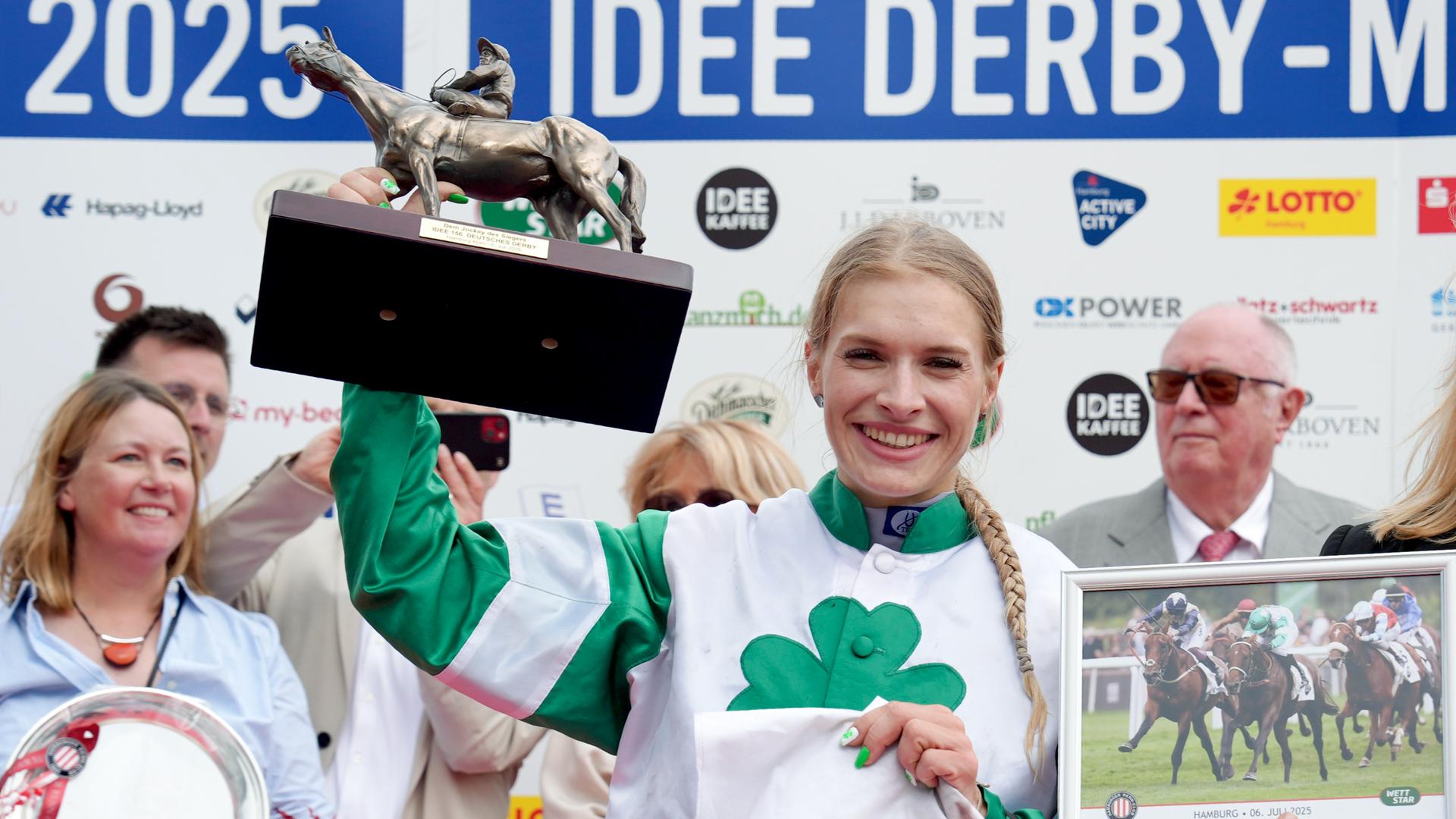 156. deutsches Galopp-Derby, Horner Rennbahn. Jockette Nina Baltromei, Derby-Siegerin mit dem Pferd "Hochkönig" vom Stall Cloverleaf, jubelt während der Siegerehrung. 